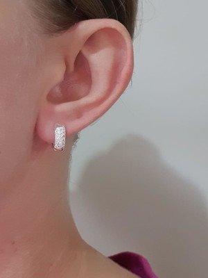Brinco argola zirconia fecho click 13mm banhado prata