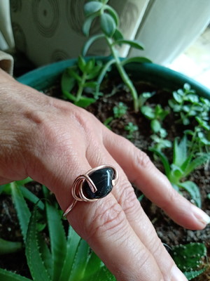 Anel em cobre com pedra onix preta