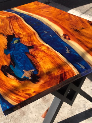 Mesa de jantar em madeira com resina rivertable