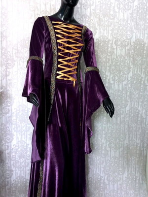 Vestido medieval roxo