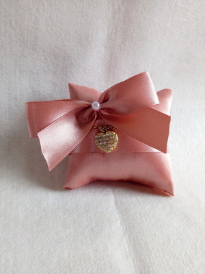 Mini almofada com laço para pulseira