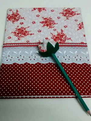 Caderno a4 com pauta e caneta