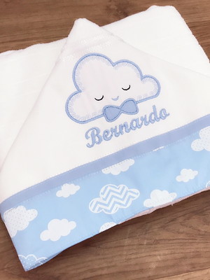 Toalha de banho para bebê personalizada tema nuvem