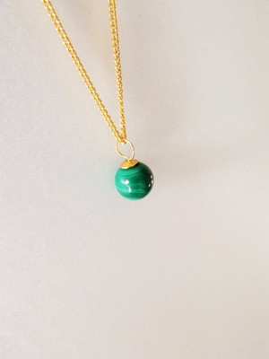 Colar pedra malaquita natural folheado a ouro 18k.