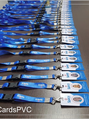 15 crachás + cordão chaveiro personal com a sua marca