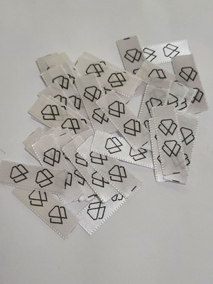 Etiqueta de cetim personalizada luxo! 1x3 cm. simb.