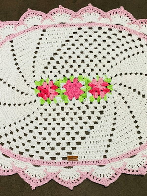Tapete de crochê oval creme com flores rosa