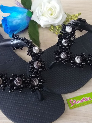 Chinelo customizado com pérolas