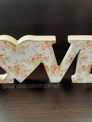 Letra decorativa love com coração mdf