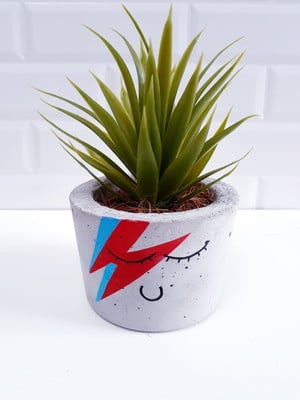 Vaso david bowie em cimento com planta artificial