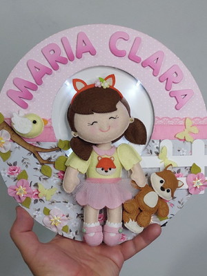 Enfeite de menina com raposinha