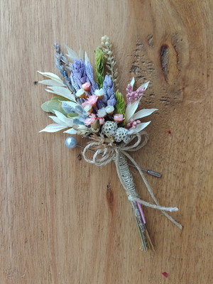 Lapela floral com flores desidratadas