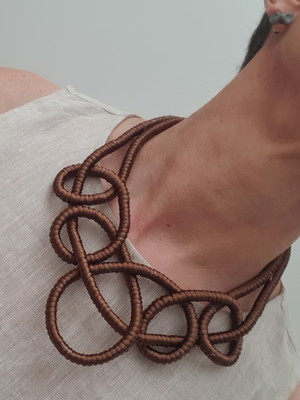 Colar de corda marrom queimado