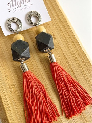 Brinco de madeira com tassel