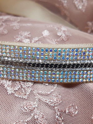 Cinto com strass boreal (furta coror) rosa e metal prata
