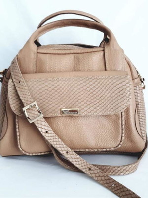 Bolsa em couro legítimo.
