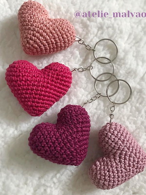 Lembrancinha chaveiro de coração em amigurumi