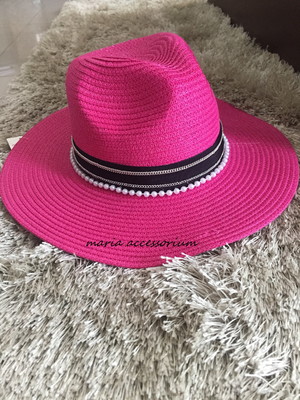 Chapéu panamá aba larga pink com faixa decorada com corrente