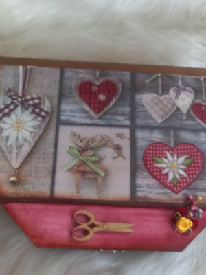 Caixa de costura em mdf decorada corações