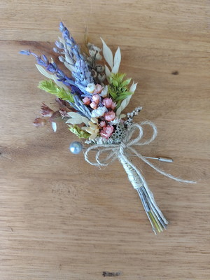 Lapela floral com lavanda desidratadas