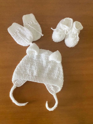 Gorro de orelhinhas, sapatinhos, luvinhas