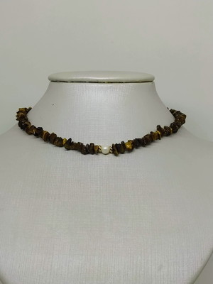Colar curto com cascalhos de pedras olho de tigre..