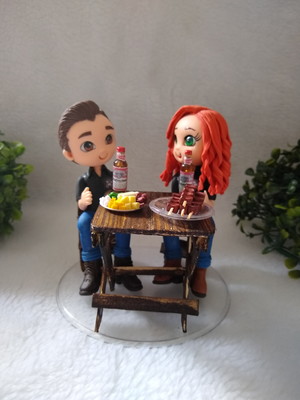 Casal de noivinhos no bar