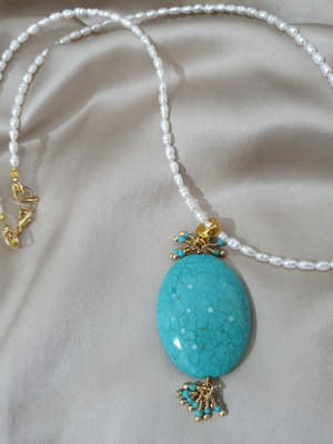 Colar de pérolas e hawlita azul turquesa