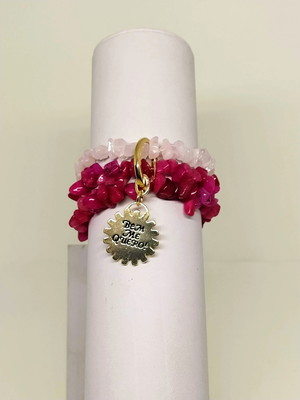 Pulseira com cascalho de pedras coloridas. semijoia