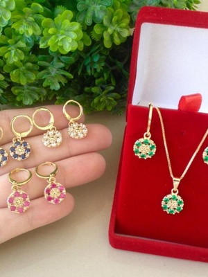 Conjunto flor cravejada com zircônia banhado a ouro 18k