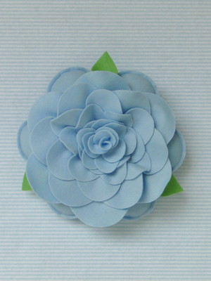 Enfeite flor rosa grande decoração jardim azul claro feltro