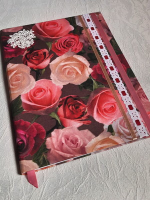 Caderno brochura grande capa tecido rosas e fitas 96 folhas