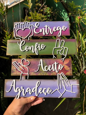 Placa decorada - entrego confio aceito agradeço