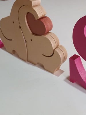 Duas letras decorativas e um casal de elefantes apaixonados