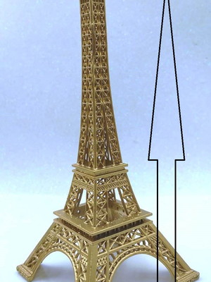 Torre eiffel dourado com 18 cm de altura e base com 7 cm