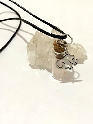 Colar com garrafinha de vidro e quartzo rosa e elefante