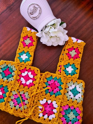 Top cropped square de crochê