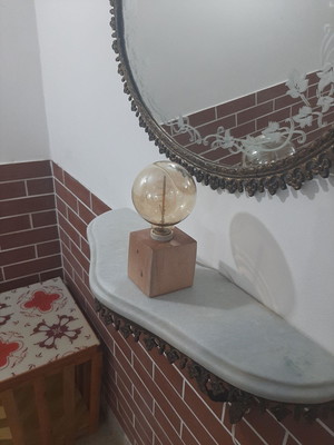 Luminária de mesa com lâmpada retrô