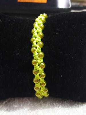 Pulseira de macramê com pérolas verdes