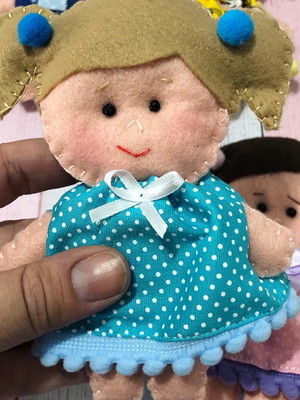 Lembrancinha boneca de feltro