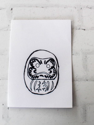 Caderno com estampa daruma