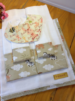Conjunto de fraldas, personalizado com nome.
