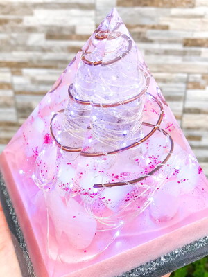 Orgonite com quartzo rosa piramide