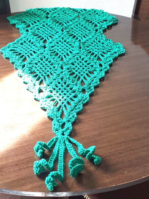 Caminho de mesa de crochê seta verde