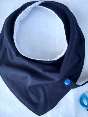 Babador bandana com prendedor de chupeta.