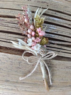 Lapela floral com flores desidratadas - toque rosé
