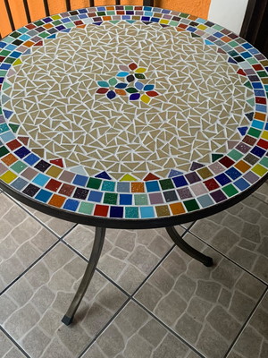 Mesa em mosaico colorida