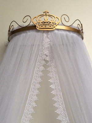 Dossel dourado com coroa e mosquiteiro em tule guipir