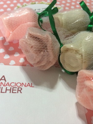Lembrancinha botão de rosa com caule e tag - sabonete