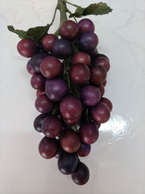 Cacho de uvas artificial modelado à mão